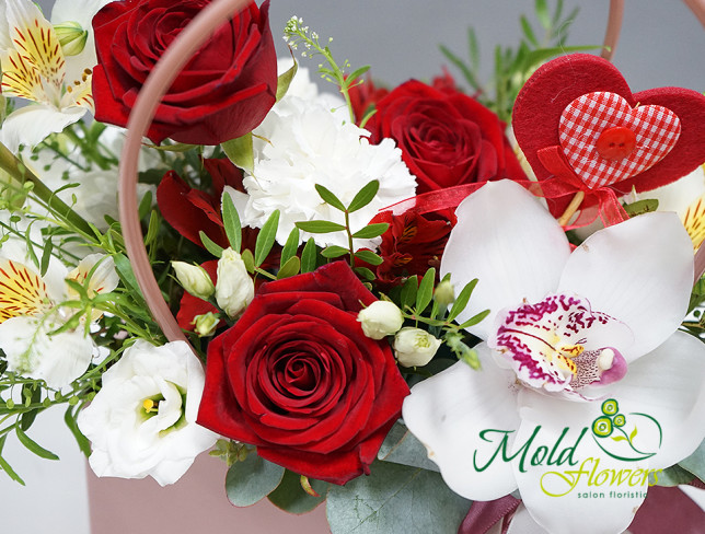 Сумочка с красными розами и белой орхидеей Фото